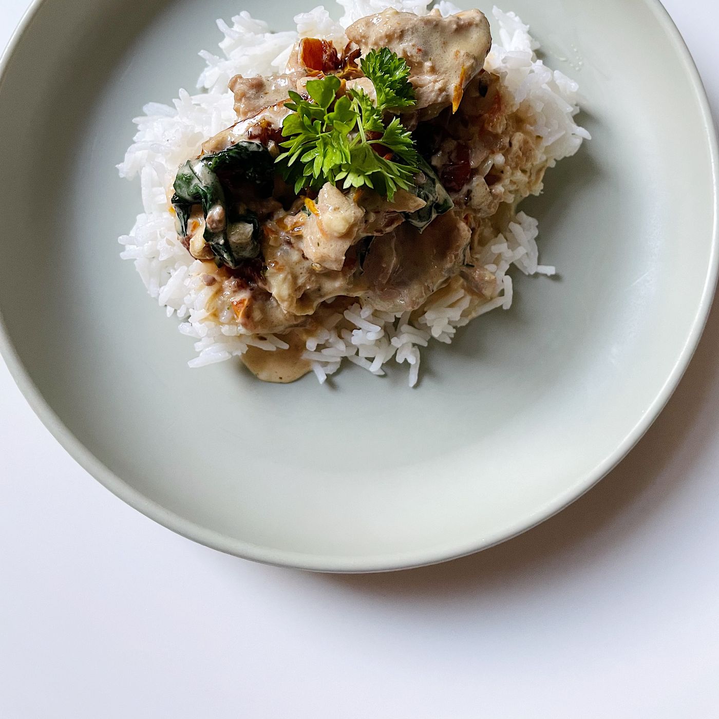 Krämig laxgryta med soltorkade tomater