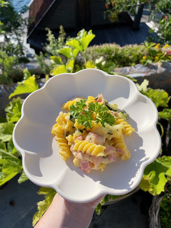 Carbonara med bacon och zucchini