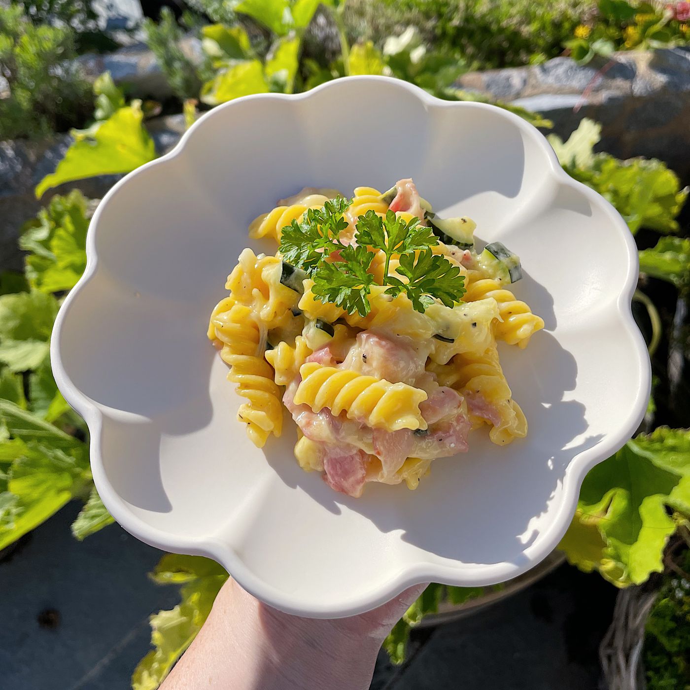Carbonara med bacon och zucchini
