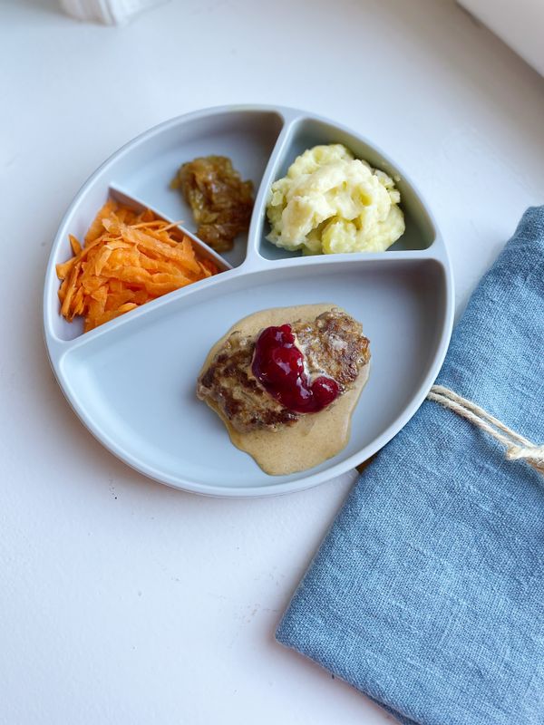 Pannbiffar med gräddsås, karamelliserad lök och potatismos