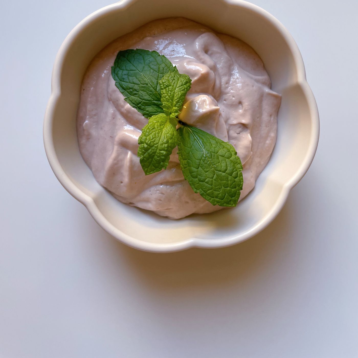 Jordgubbskräm boostad med cashew och avokado