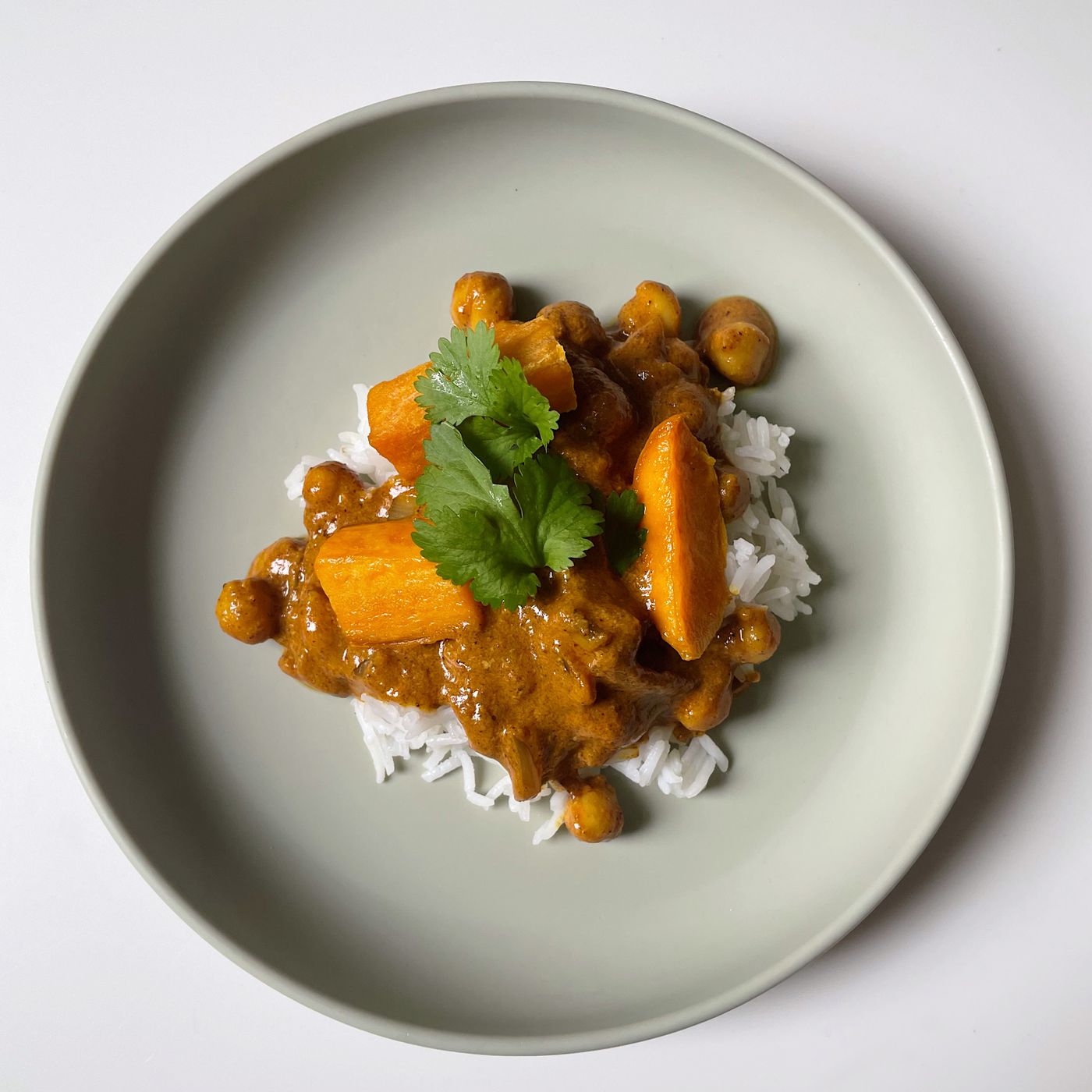 Kryddig gryta med kikärtor och sötpotatis