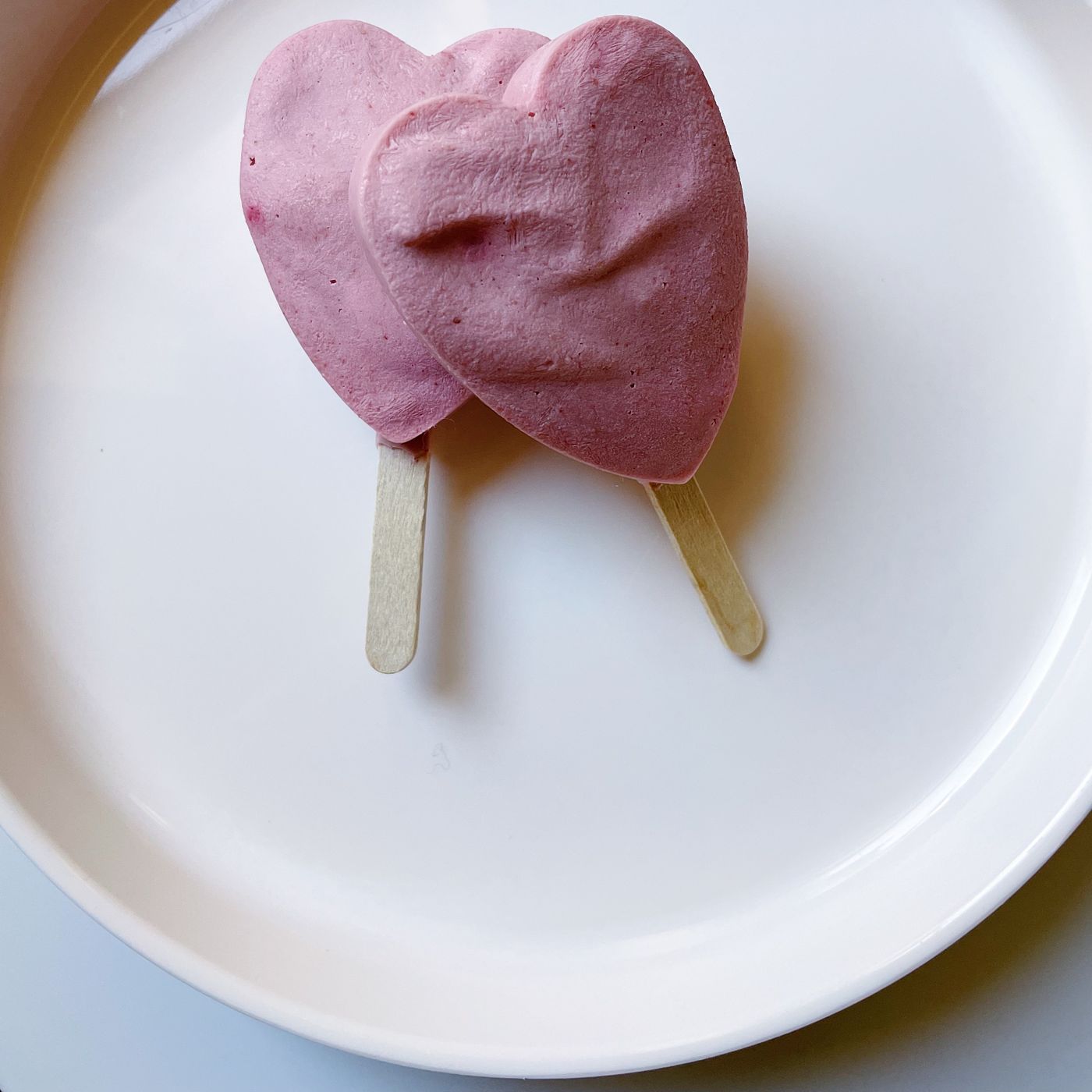 Jordgubbsglass med avokado, kokos och lime