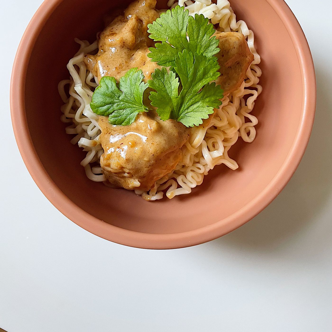 Kyckling i krämig mandelsmörsås och nudlar