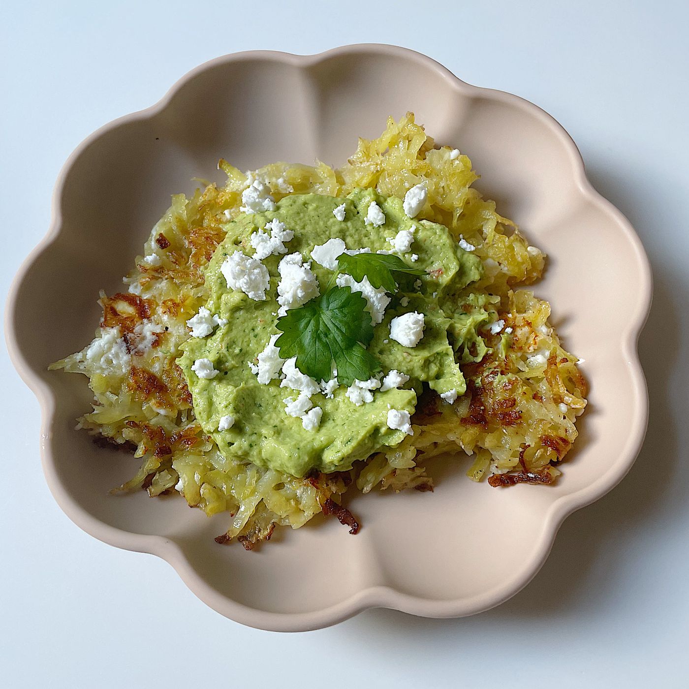 Fetaost- och potatiskaka med guacamole