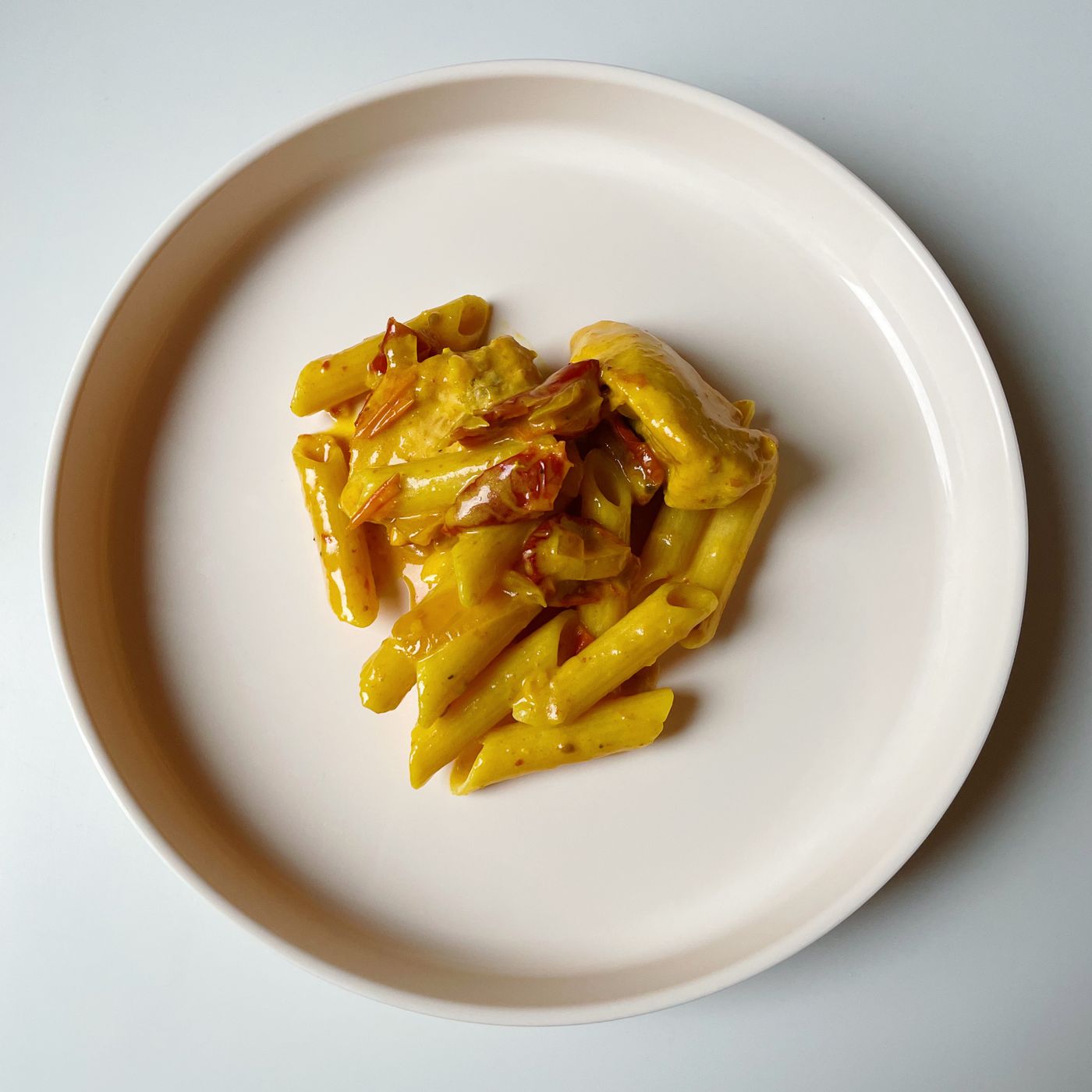 Saffranspasta med kyckling