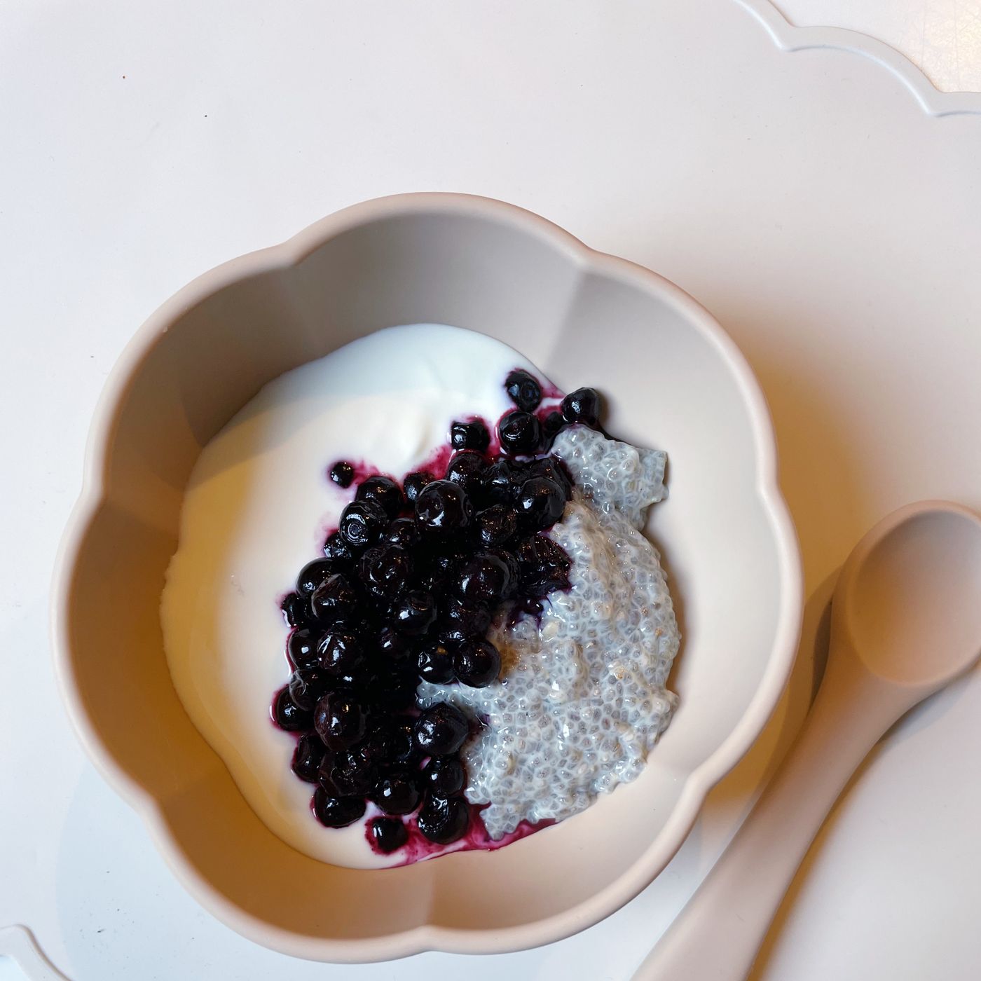 Chiapudding med turkisk yoghurt och blåbär