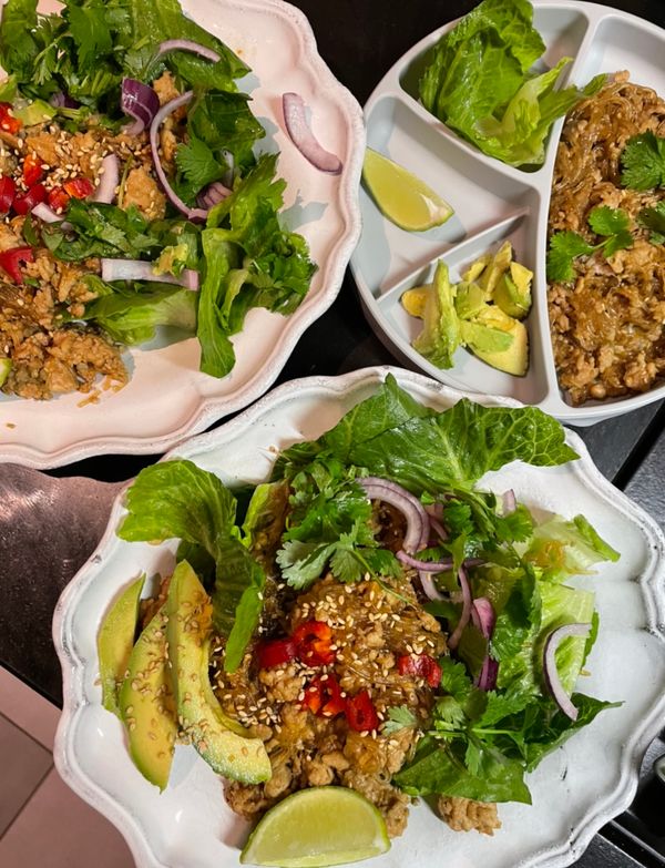Varm asiatisk nudelsallad med kyckling