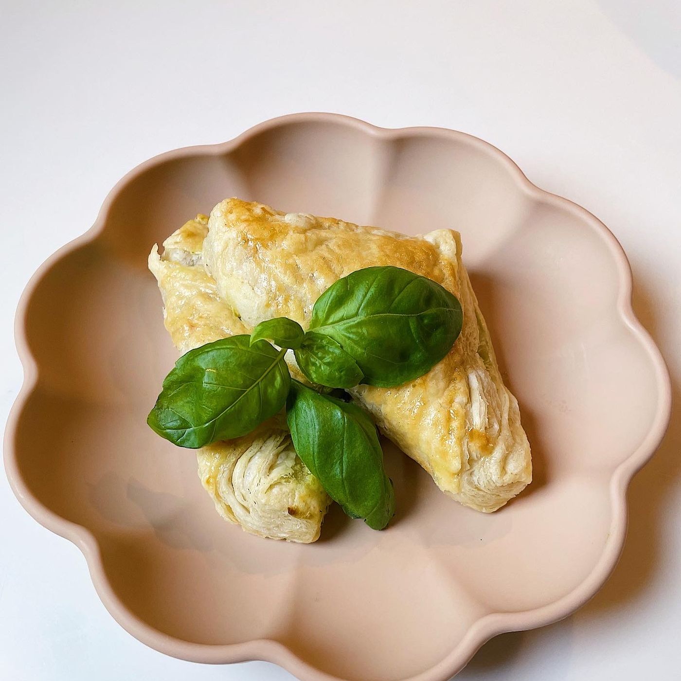 Smördegspiroger med ärtor och färskost