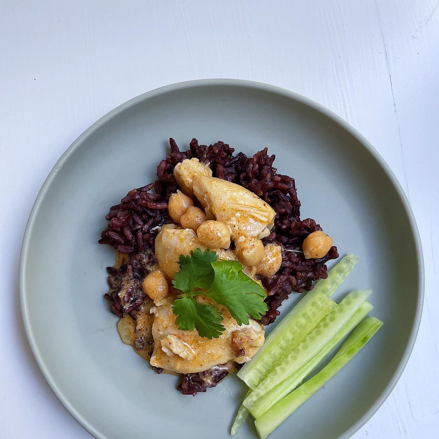 Röd curry med kyckling och kikärtor