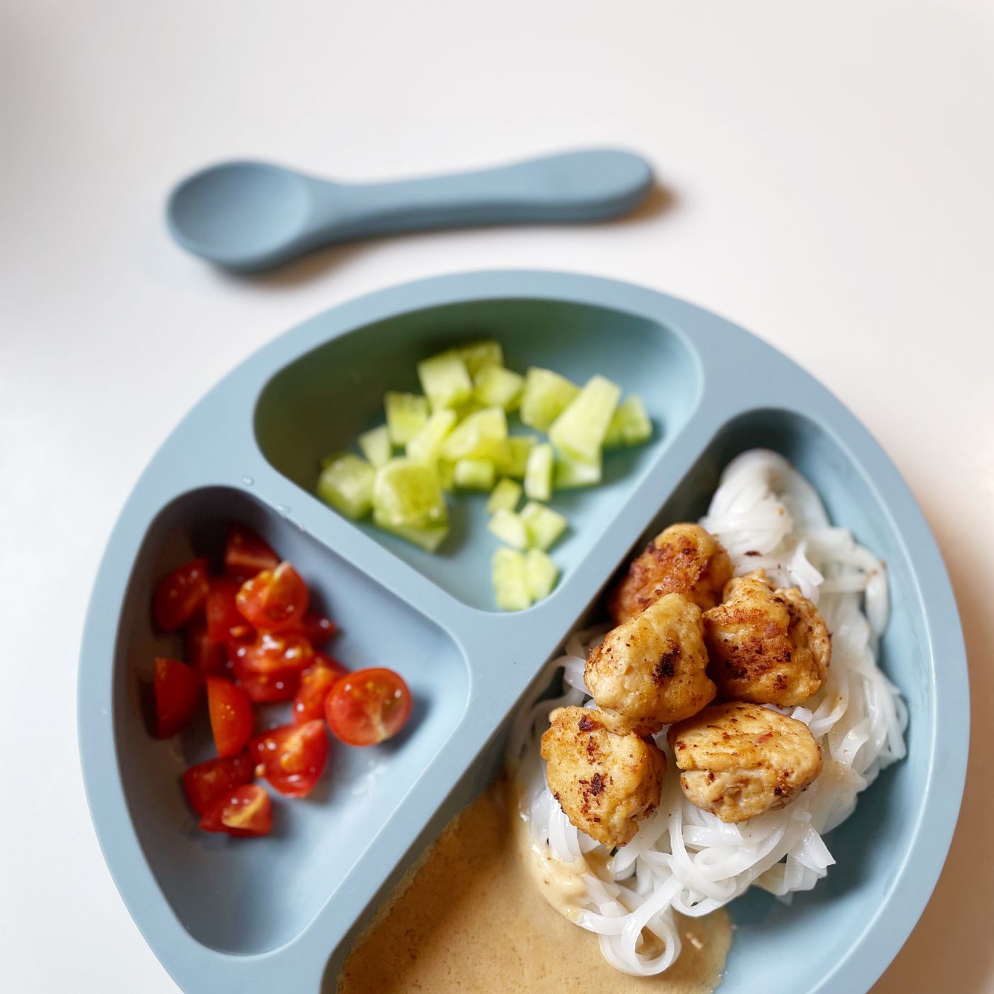 Asiatiska kycklingbullar med jordnötssås