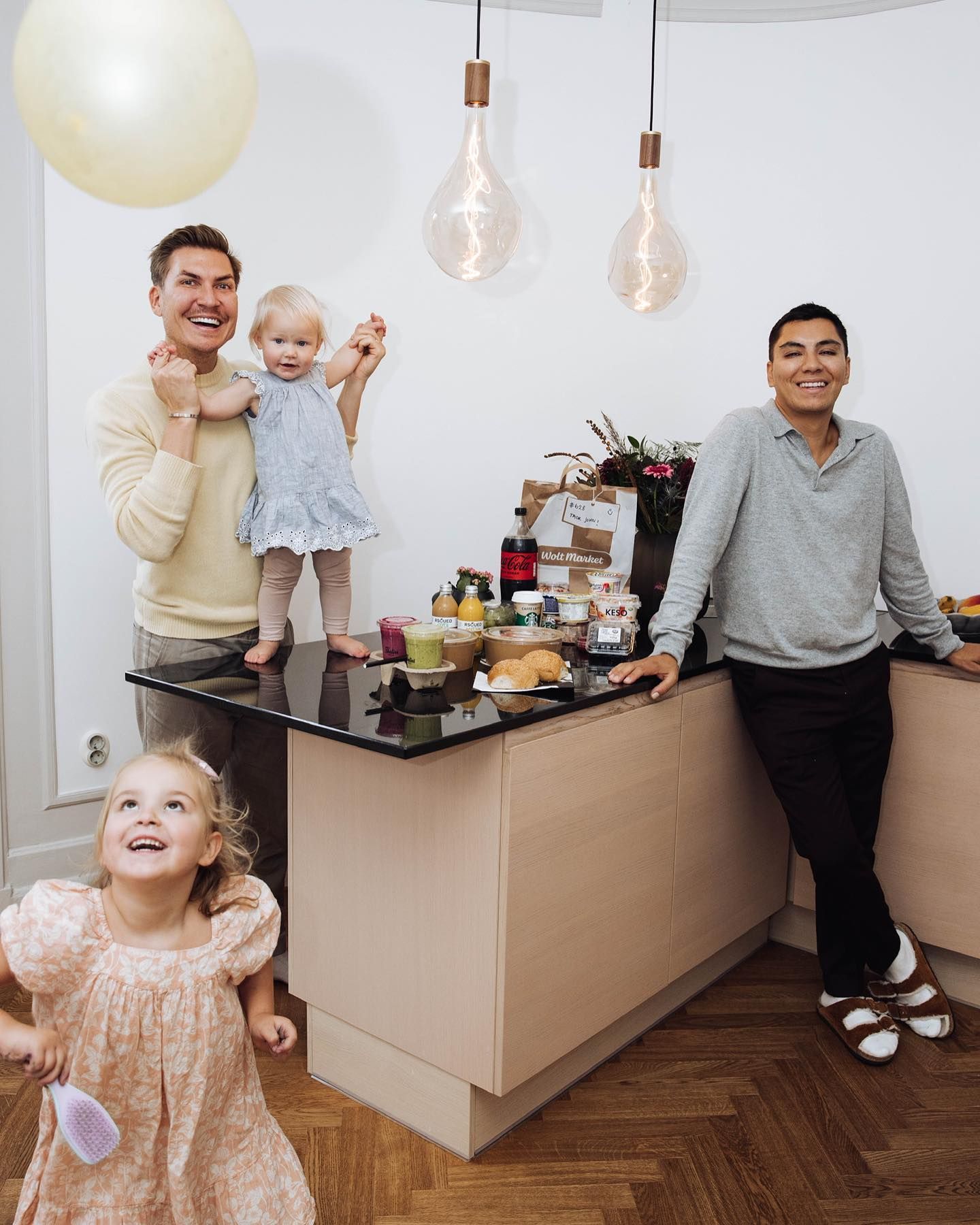 Hela familjen samlade i köket. Bilden från PappaPappaDotter på Instagram.
