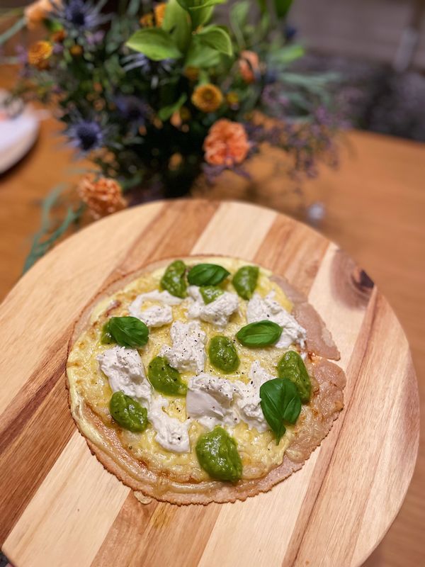 Pizza bianco med burrata och pesto