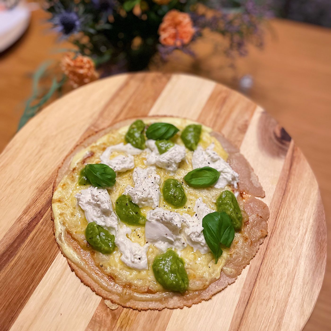 Pizza bianco med burrata och pesto