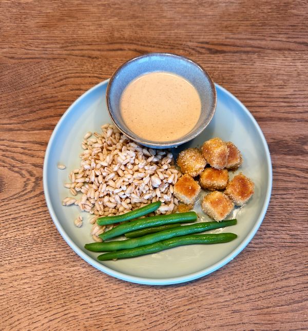 Krispig tofu ”tofunuggets” med jordnötssås