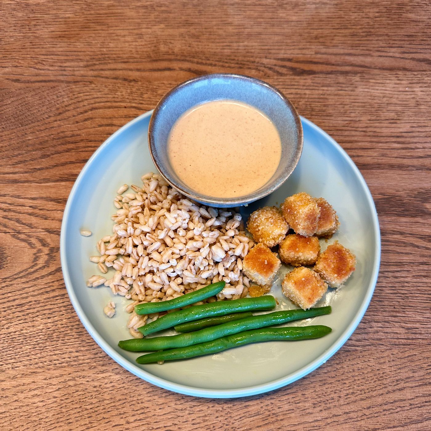 Krispig tofu ”tofunuggets” med jordnötssås