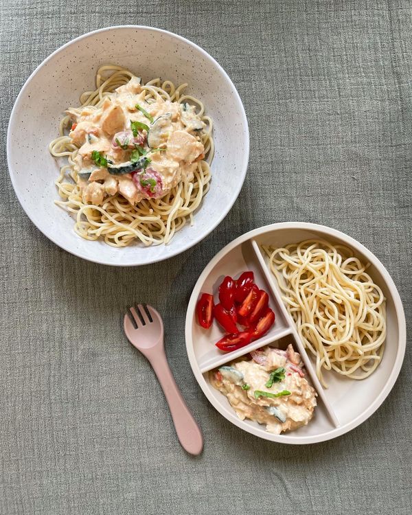 Krämig pastasås med lax, zucchini och tomat