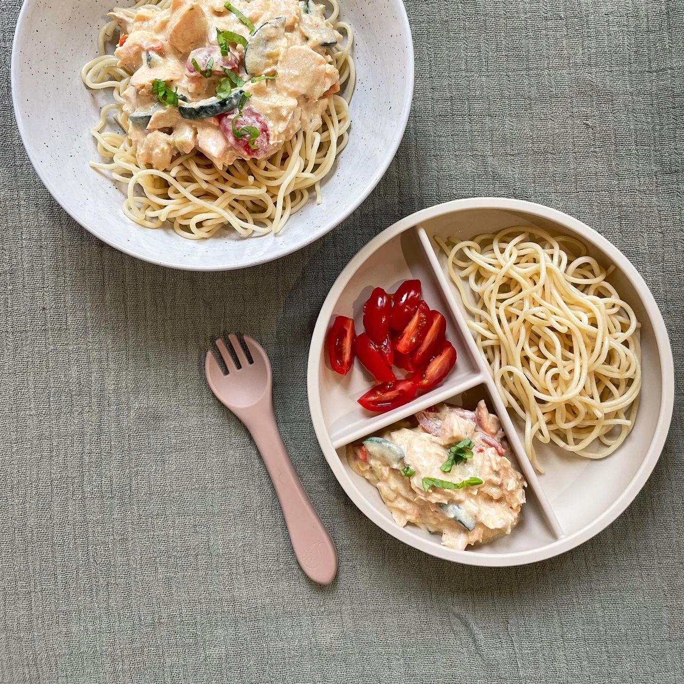 Krämig pastasås med lax, zucchini och tomat