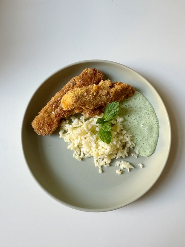 Krispiga kycklingnuggets, blomkålsris och örtyoghurt
