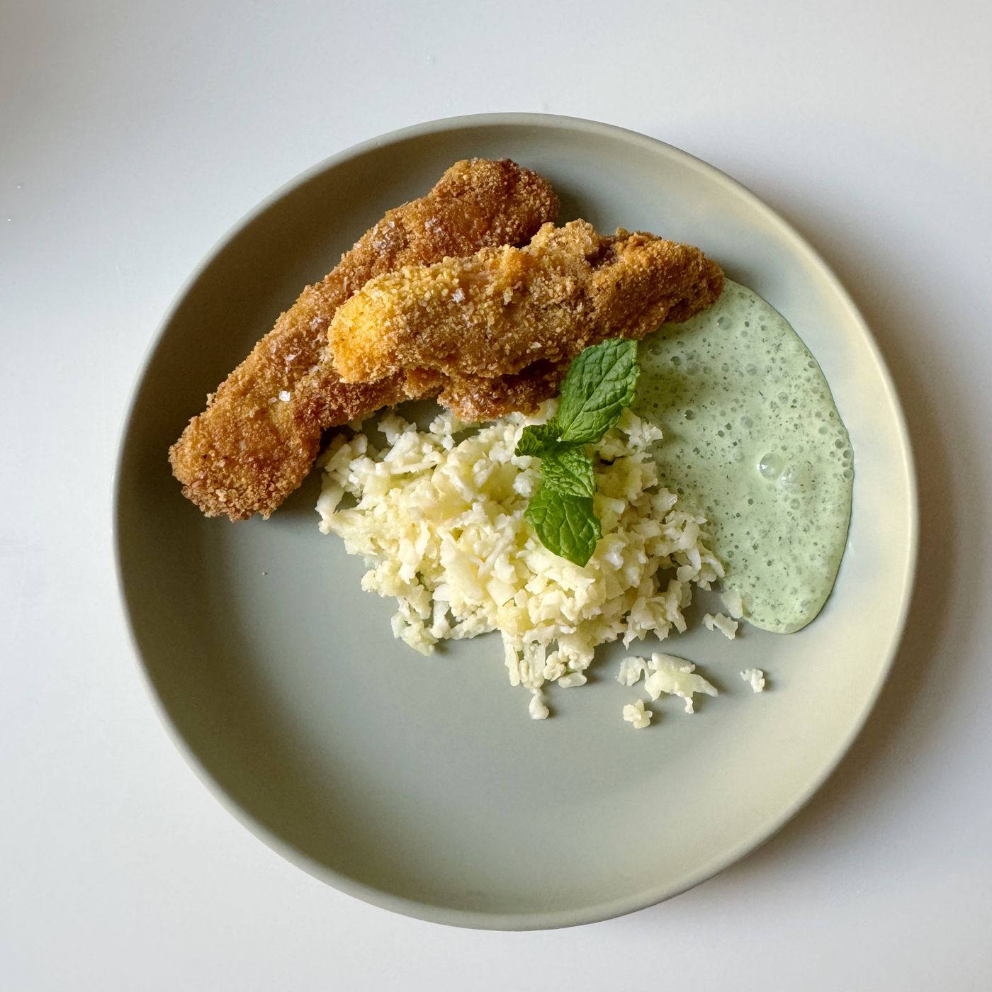 Krispiga kycklingnuggets, blomkålsris och örtyoghurt