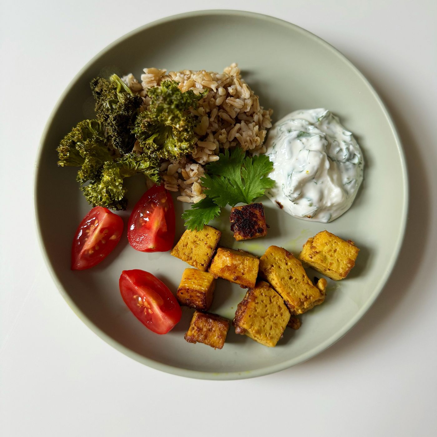 Golden tofu med havreris och örtsås 